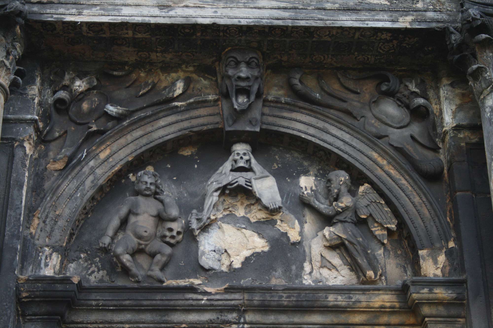 Erosion and damage to sculpture, Greyfriars