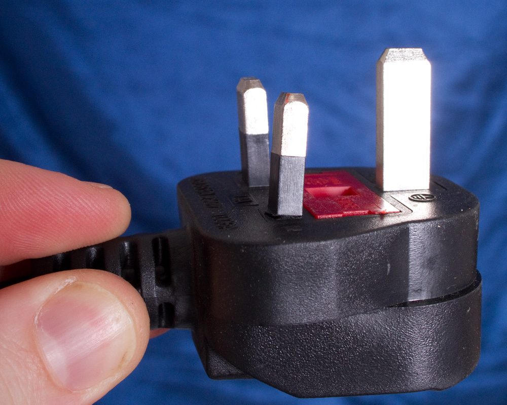 Power lead with bent pin on plug Power lead with bent pin on plug